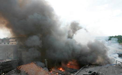 合浦一化工厂维修屋顶时发生爆燃 致一死两伤