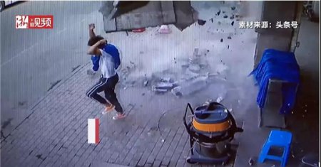 捡一命!小伙秒闪“天落”外墙大理石,不用涂料真危险!