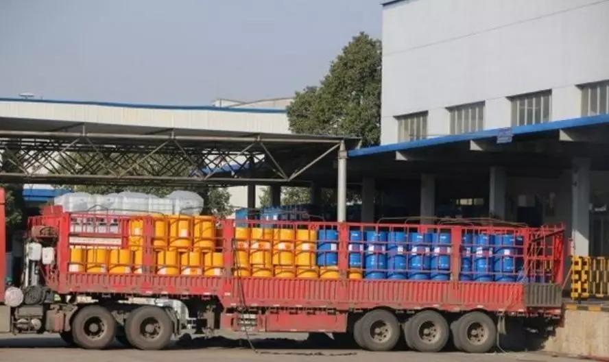 货车无证违规运输油漆被罚