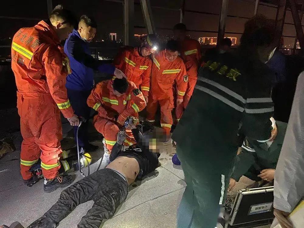 邯郸两名工人被涂料呛晕跌入3米深水箱